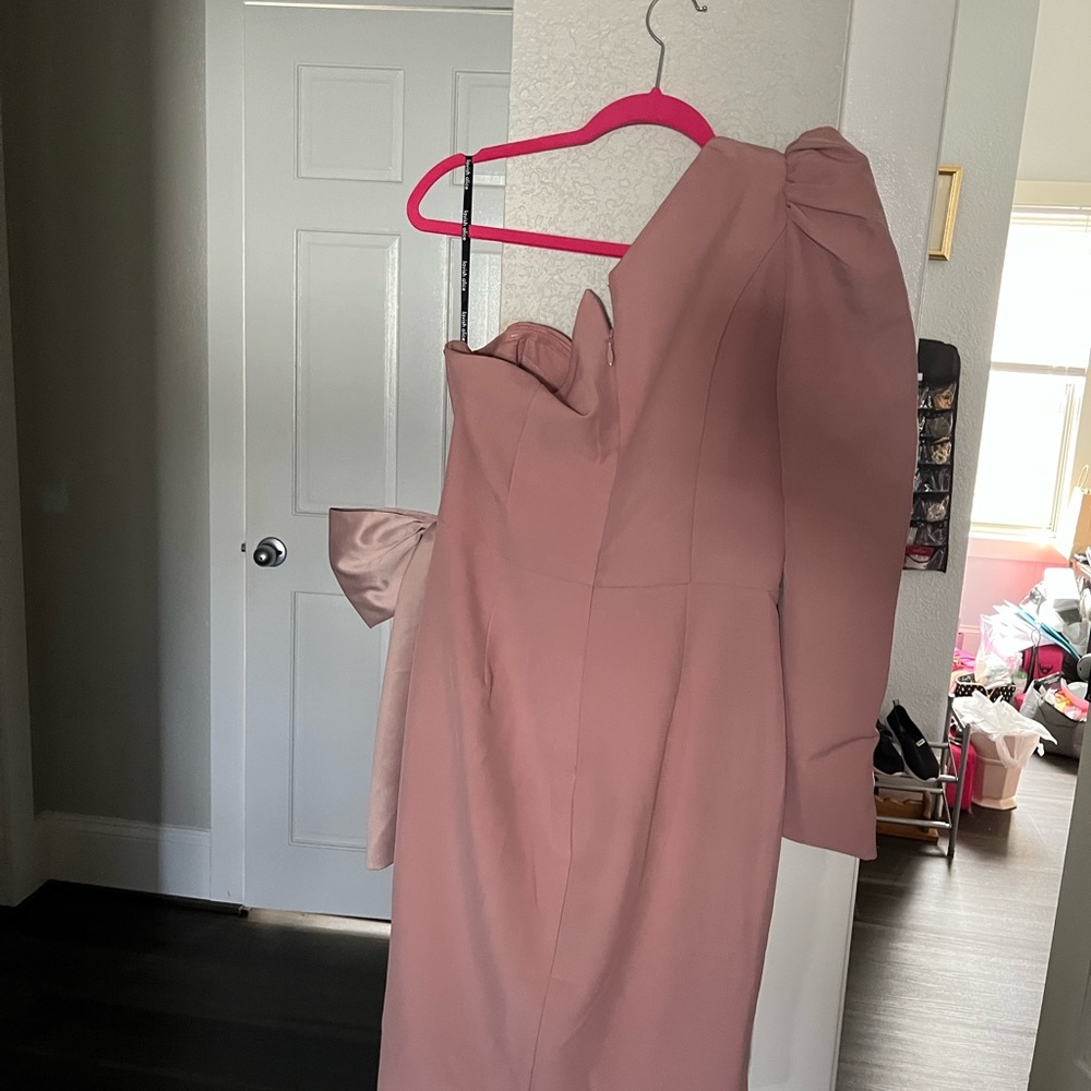 Never been worn  bought for event and never used.